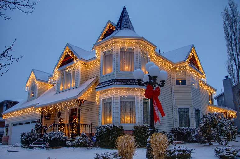 Outdoor Christmas Lights Ideas for the Roof